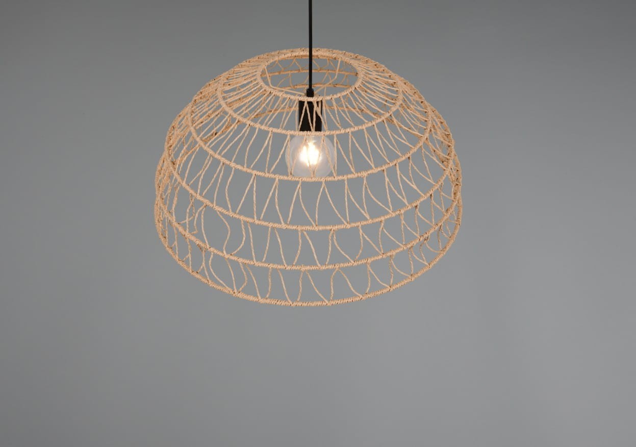 Lampa wisząca Paulette w kolorze czarnym i brązowym, z kloszem z plecionki o okrągłym kształcie. Widoczna żarówka E27 wewnątrz. Klosz zawieszony na czarnym przewodzie, na jednolitym szarym tle.