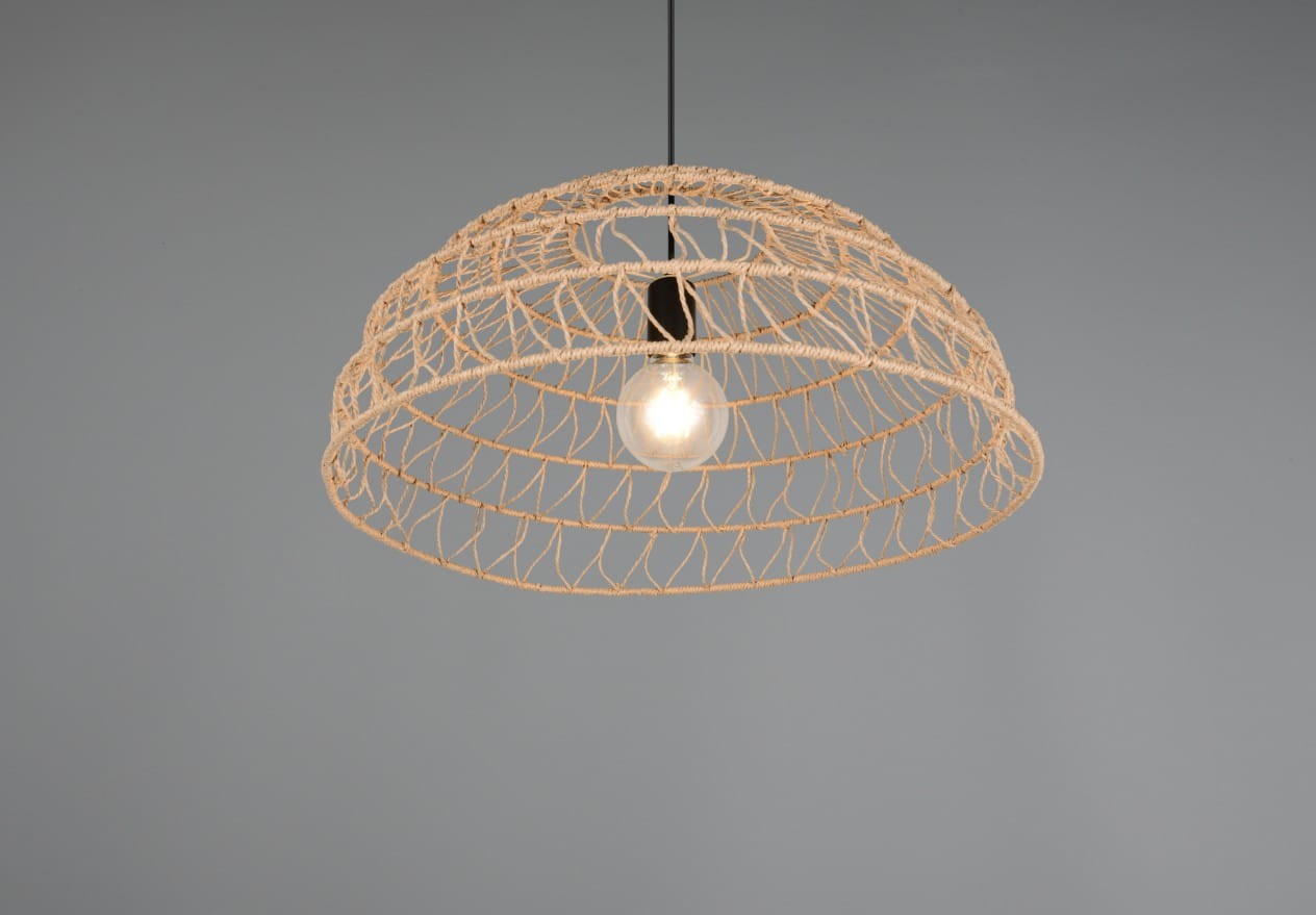 Lampa wisząca Paulette w kolorze czarnym i brązowym z okrągłym, plecionym kloszem z materiału. Zawiera żarówkę E27, wisi na cienkim kablu. Klosz ma otwartą strukturę, co umożliwia swobodne przenikanie światła. Tło szare, proste.