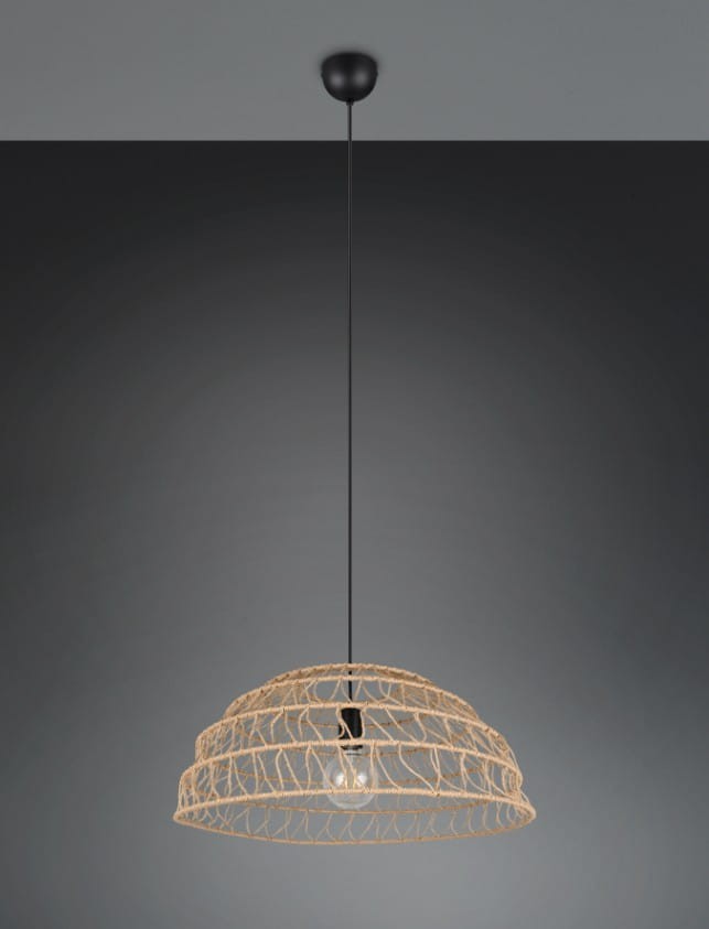 Lampa wisząca Paulette z kloszem w kształcie kopuły, wykonana z brązowego materiału z ażurowym wzorem. Czarny kabel i sufitowy uchwyt. Widoczna jedna żarówka E27. Produkt zawieszony na tle w odcieniach szarości.