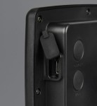 Zbliżenie na tylną część oprawy solarnych Obidos Hybrid. Widoczny port USB do ładowania, przycisk ON/OFF oraz przycisk do ustawień. Obudowa w kolorze czarnym, matowa, z zamknięciem na gumowej osłonie.