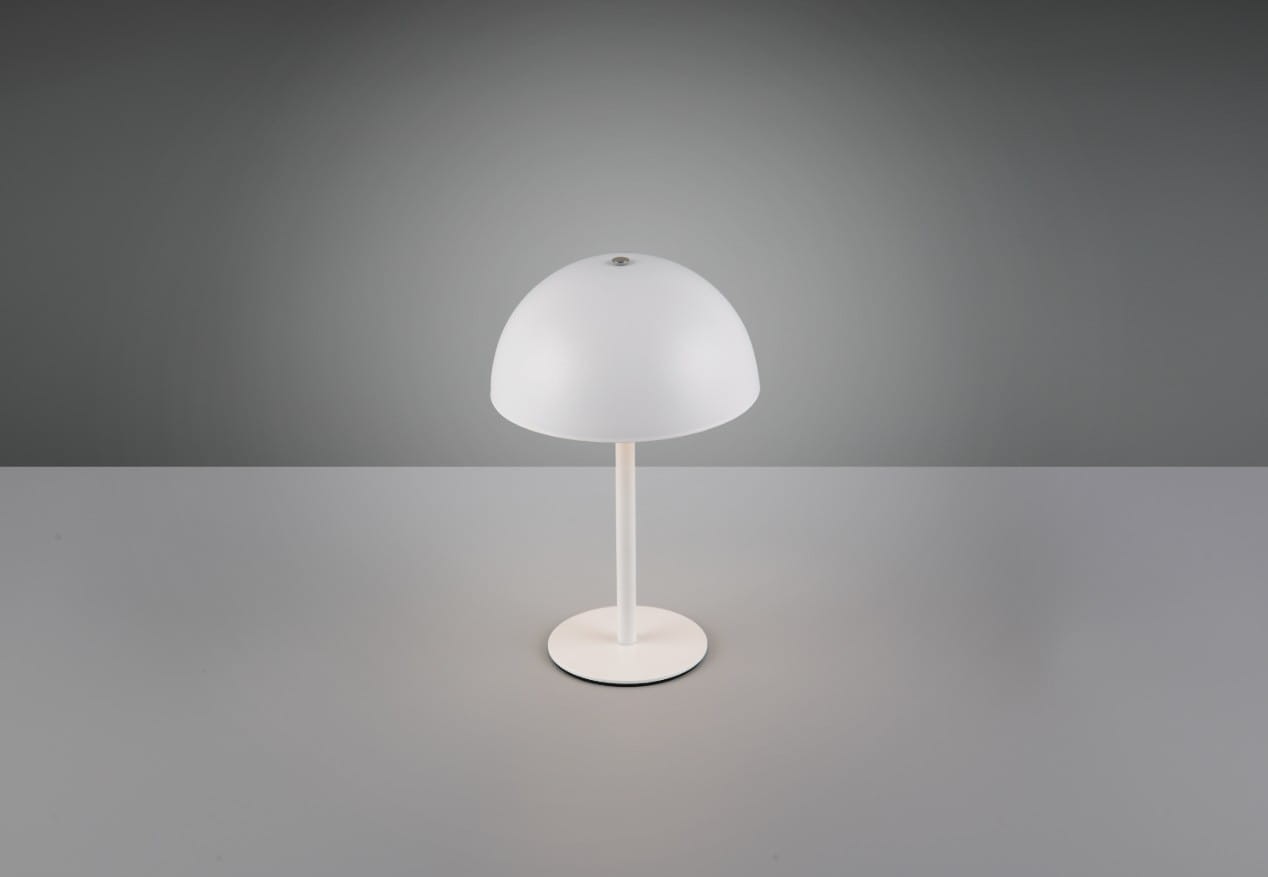 Lampa stołowa Munoz z białym kloszem w kształcie półkuli, zamontowana na cienkiej, prostej podstawie. Ujęcie frontalne, produkt stoi na szarym blacie. Wbudowane źródło LED o mocy 1,3W.