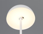 Biała lampa stołowa Munoz z jedną żarówką LED o mocy 1,3W. Ujęcie z góry, pokazujące okrągłą podstawę i klosz emitujący ciepłe światło. Lampa ma prostą, nowoczesną konstrukcję z metalowym stelażem. Tło szare.