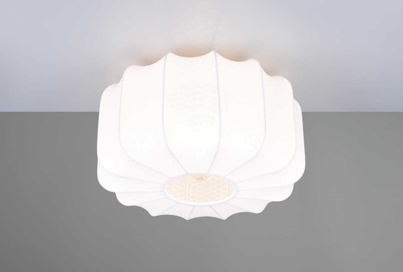 Lampa sufitowa Madeline D40 w kolorze czarnym i białym, z kloszem o falistym kształcie, montowana na suficie. Widoczny gwint E27. Tło w odcieniu szarości, lampa w ujęciu frontalnym, ukazująca detale konstrukcyjne klosza.