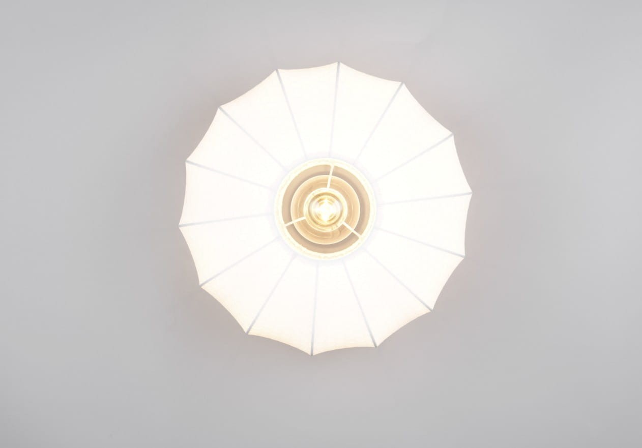 Lampa sufitowa Madeline D40 w kolorze czarnym i białym, o okrągłym kształcie, z białym kloszem w formie parasola z wyraźnymi przegrodami. Zainstalowane gniazdo na żarówkę E27 widoczne w centralnej części. Zdjęcie wykonane z góry na jednolitym tle.