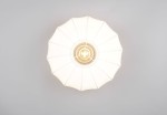 Lampa sufitowa Madeline D40 w kolorze czarnym i białym, o okrągłym kształcie, z białym kloszem w formie parasola z wyraźnymi przegrodami. Zainstalowane gniazdo na żarówkę E27 widoczne w centralnej części. Zdjęcie wykonane z góry na jednolitym tle.