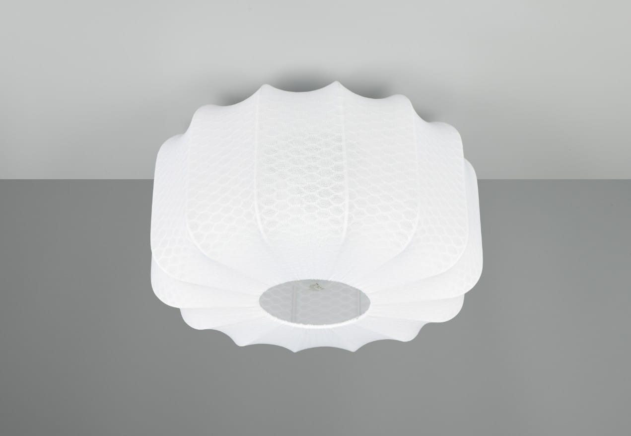 Lampa sufitowa Madeline D40 w kolorze czarnym i białym, z kloszem w kształcie falistym, wykonanym z materiału z teksturą w formie siatki. Ujęcie z góry, widoczny gwint E27. Tło szare, minimalistyczne.