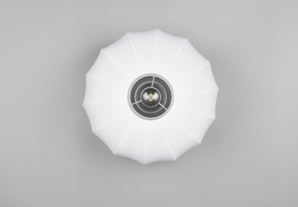 Lampa sufitowa Madeline D40 w kolorze czarnym i białym, z kloszem w kształcie ośmiokąta, widoczna z góry. Klosz ma teksturę i otwór na żarówkę E27 w centralnej części. Tło jasnoszare, minimalne.