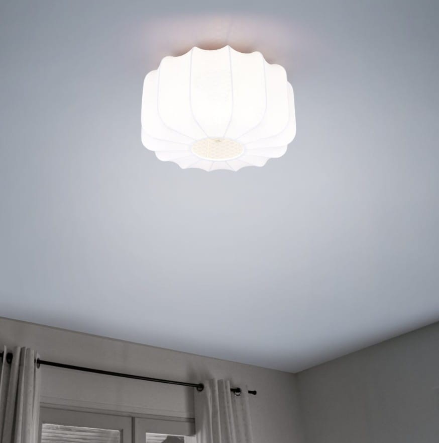 Lampa sufitowa Madeline D40 w kolorze czarnym i białym, z kloszem o kształcie kwiatowym. Ujęcie z dołu, montowana na suficie. Widoczna pojedyncza oprawa E27. Tło w jasnych kolorach, z zasłonami w oknie.