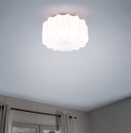 Lampa sufitowa Madeline D40 w kolorze czarnym i białym, z kloszem o kształcie kwiatowym. Ujęcie z dołu, montowana na suficie. Widoczna pojedyncza oprawa E27. Tło w jasnych kolorach, z zasłonami w oknie.