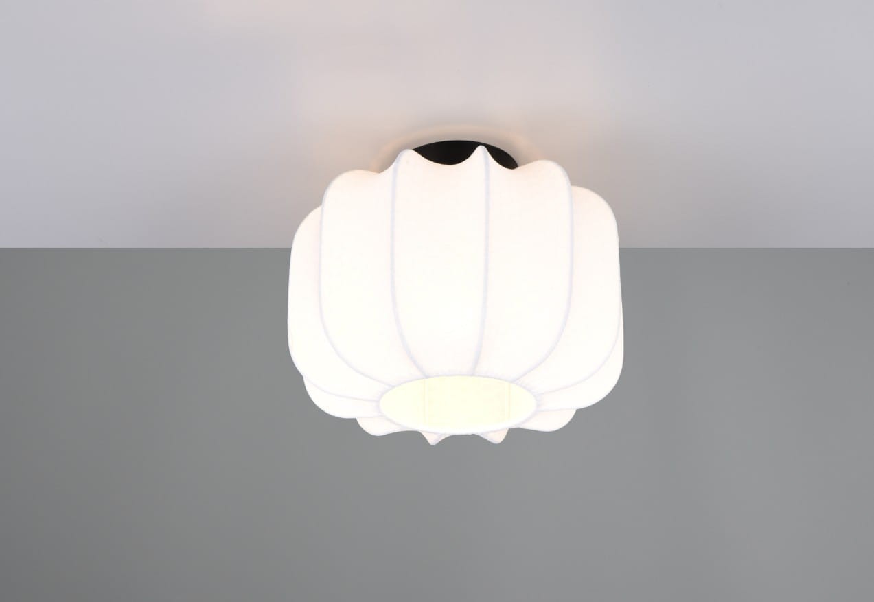 Lampa sufitowa Madeline D25 w kolorze białym z czarnym montażem. Okrągły klosz z falistymi krawędziami, wykonany z materiału. Zawieszona na gładkim, jasnym tle, z widocznym otworem na żarówkę E27.