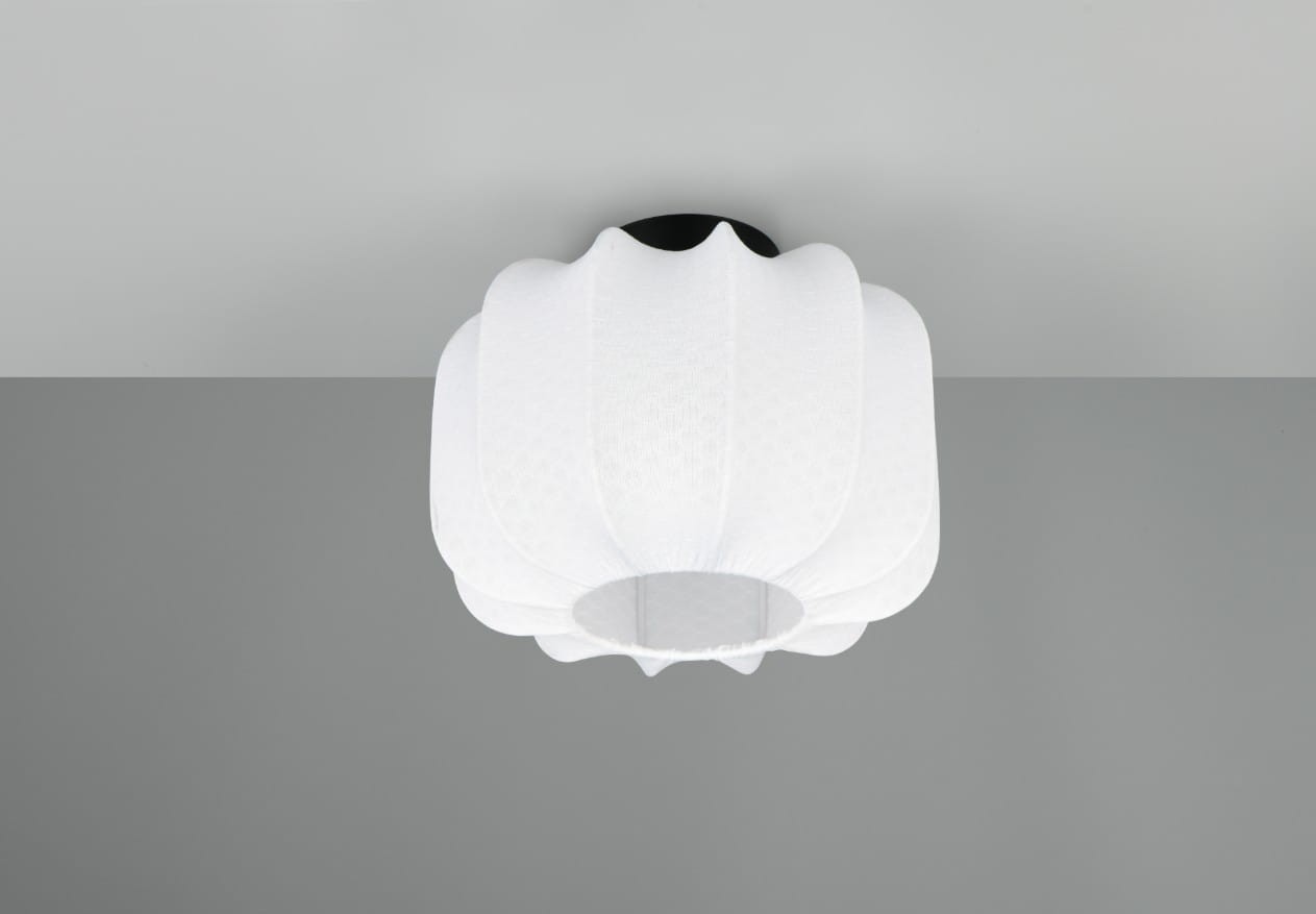 Lampa sufitowa Madeline D25 w kolorze białym z czarnym mocowaniem, o kształcie przypominającym kwiat. Ujęcie z dołu, ukazujące teksturowaną powierzchnię klosza i otwór na żarówkę E27. Tło w odcieniu szarości.
