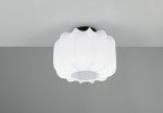 Lampa sufitowa Madeline D25 w kolorze białym z czarnym mocowaniem, o kształcie przypominającym kwiat. Ujęcie z dołu, ukazujące teksturowaną powierzchnię klosza i otwór na żarówkę E27. Tło w odcieniu szarości.