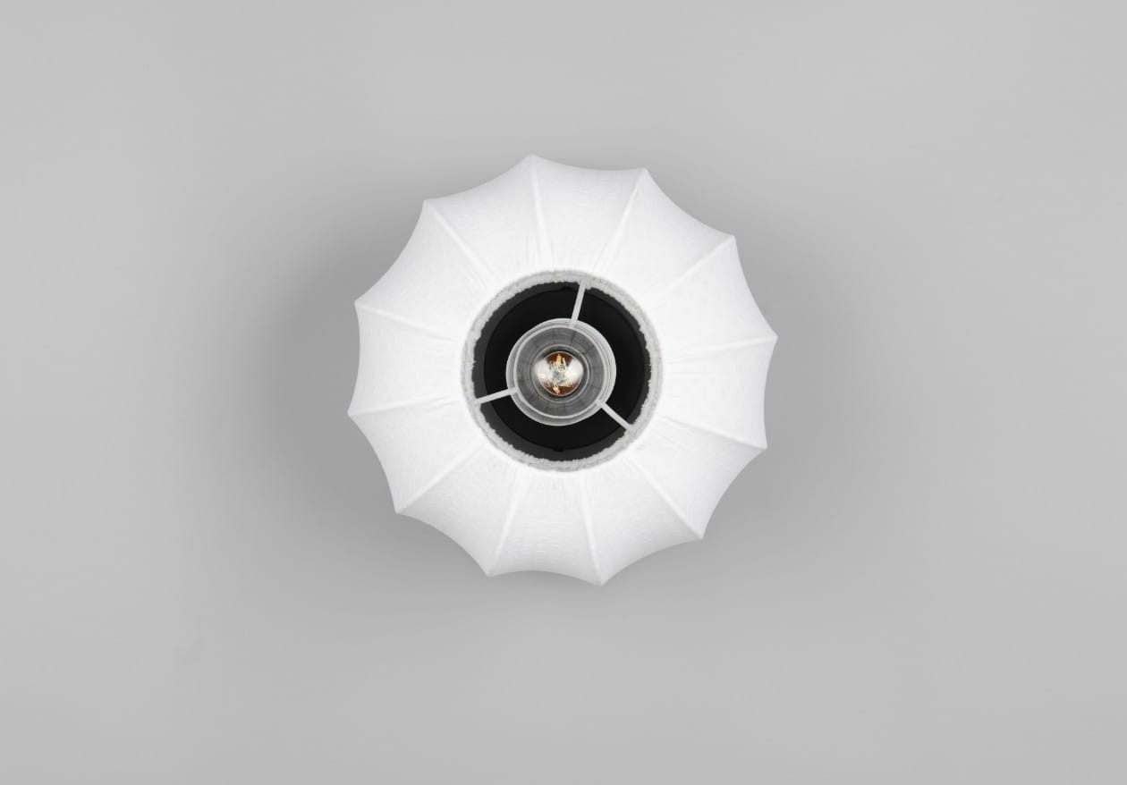 Lampa sufitowa Madeline D25 w kolorze czarnym i białym, z kloszem o kształcie przypominającym kwiat. Ujęcie z góry, wyraźnie widoczny gwint E27 oraz czarna wewnętrzna część. Idealna do nowoczesnych wnętrz.