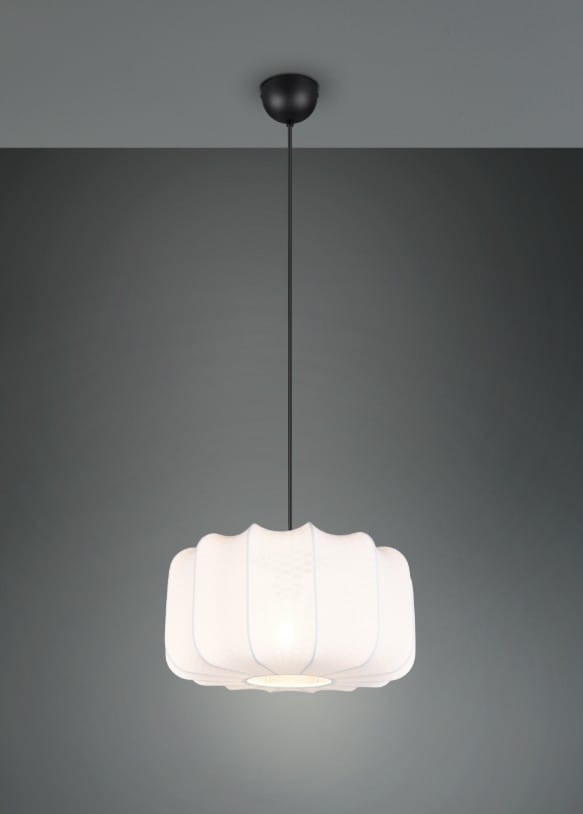 Lampa wisząca Madeline D40 z oprawą w kolorze czarnym, z białym kloszem w kształcie falowanym. Zawieszona na czarnym przewodzie, umieszczona na ciemnym tle. Przeznaczona do jednego źródła światła E27.