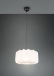 Lampa wisząca Madeline D40 z oprawą w kolorze czarnym, z białym kloszem w kształcie falowanym. Zawieszona na czarnym przewodzie, umieszczona na ciemnym tle. Przeznaczona do jednego źródła światła E27.