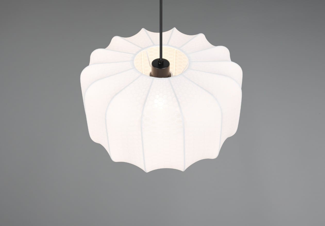 Lampa wisząca Madeline D40 w kolorze białym z czarnymi detalami, o kształcie z falistymi brzegami. Zawieszona na czarnym przewodzie, z widocznym gniazdem E27 w centralnej części. Tło szare, co podkreśla elegancję lampy.