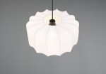 Lampa wisząca Madeline D40 w kolorze białym z czarnymi detalami, o kształcie z falistymi brzegami. Zawieszona na czarnym przewodzie, z widocznym gniazdem E27 w centralnej części. Tło szare, co podkreśla elegancję lampy.