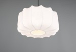 Lampa wisząca Madeline D40 z kloszem w kształcie muszli, w kolorze białym z delikatnymi liniami, zawieszona na czarnym przewodzie. E27, idealna do nowoczesnych wnętrz. Widoczny detal otworu na żarówkę w centralnej części.