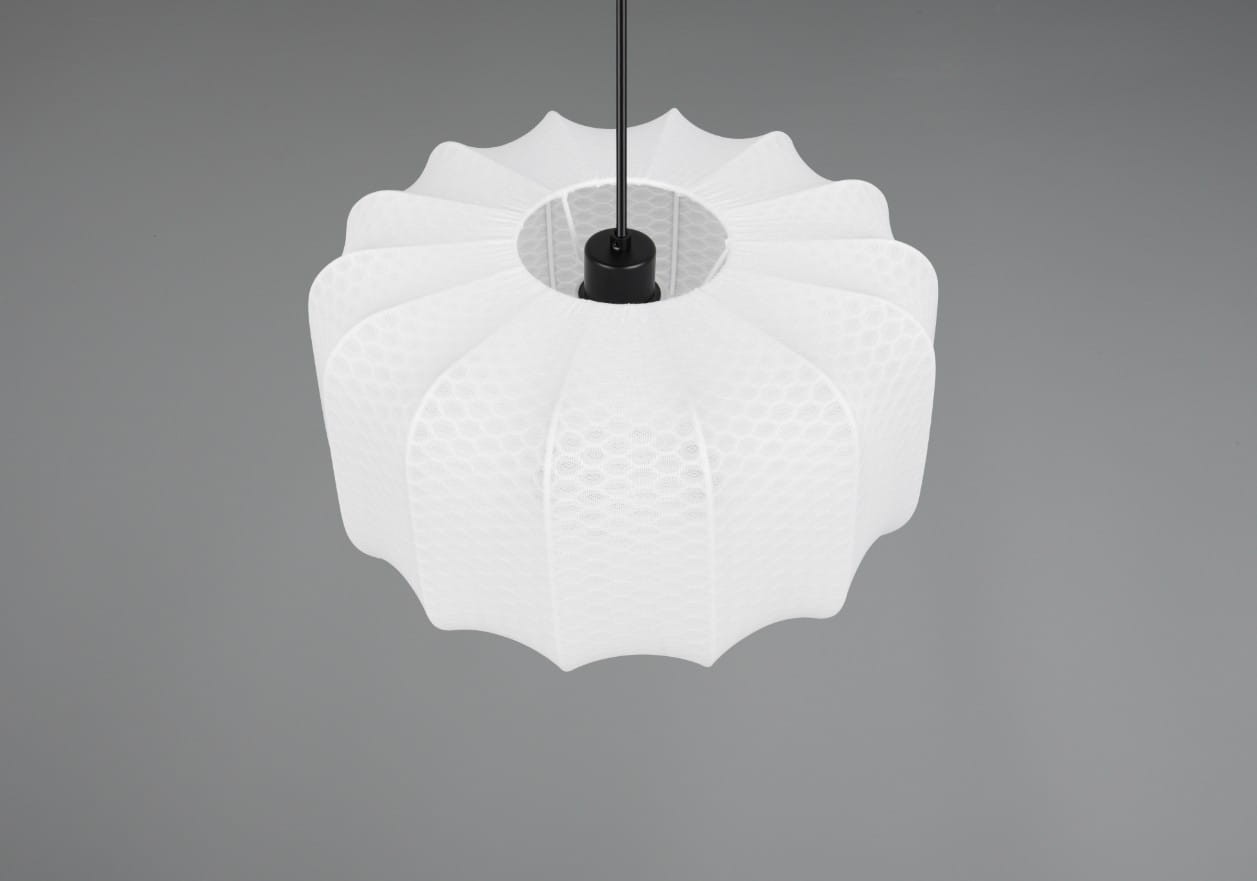Lampa wisząca Madeline D40 z białym kloszem w kształcie falistych, sześciokątnych paneli. U góry znajduje się czarna oprawa na żarówkę E27. Produkt wisi na cienkim, czarnym przewodzie. Tło szare, minimalistyczne.