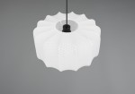 Lampa wisząca Madeline D40 z białym kloszem w kształcie falistych, sześciokątnych paneli. U góry znajduje się czarna oprawa na żarówkę E27. Produkt wisi na cienkim, czarnym przewodzie. Tło szare, minimalistyczne.