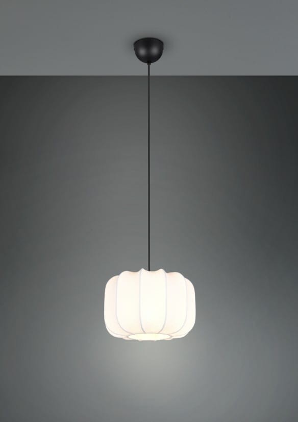 Lampa wisząca Madeline D25 z abażurem w kolorze białym i czarnym, zawieszona na cienkim kablu, z widocznym metalowym uchwytem. Abażur ma zaokrąglony kształt z delikatnymi wypustkami, wisi w centralnej części na tle szarej ściany.