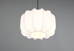 Lampa wisząca Madeline D25 w kolorze białym z czarnym zawieszeniem, o zaokrąglonym kształcie z delikatnym wzorem. Widoczne otwarte dno do zamocowania żarówki E27. Ujęcie frontalne, na jednolitym tle.