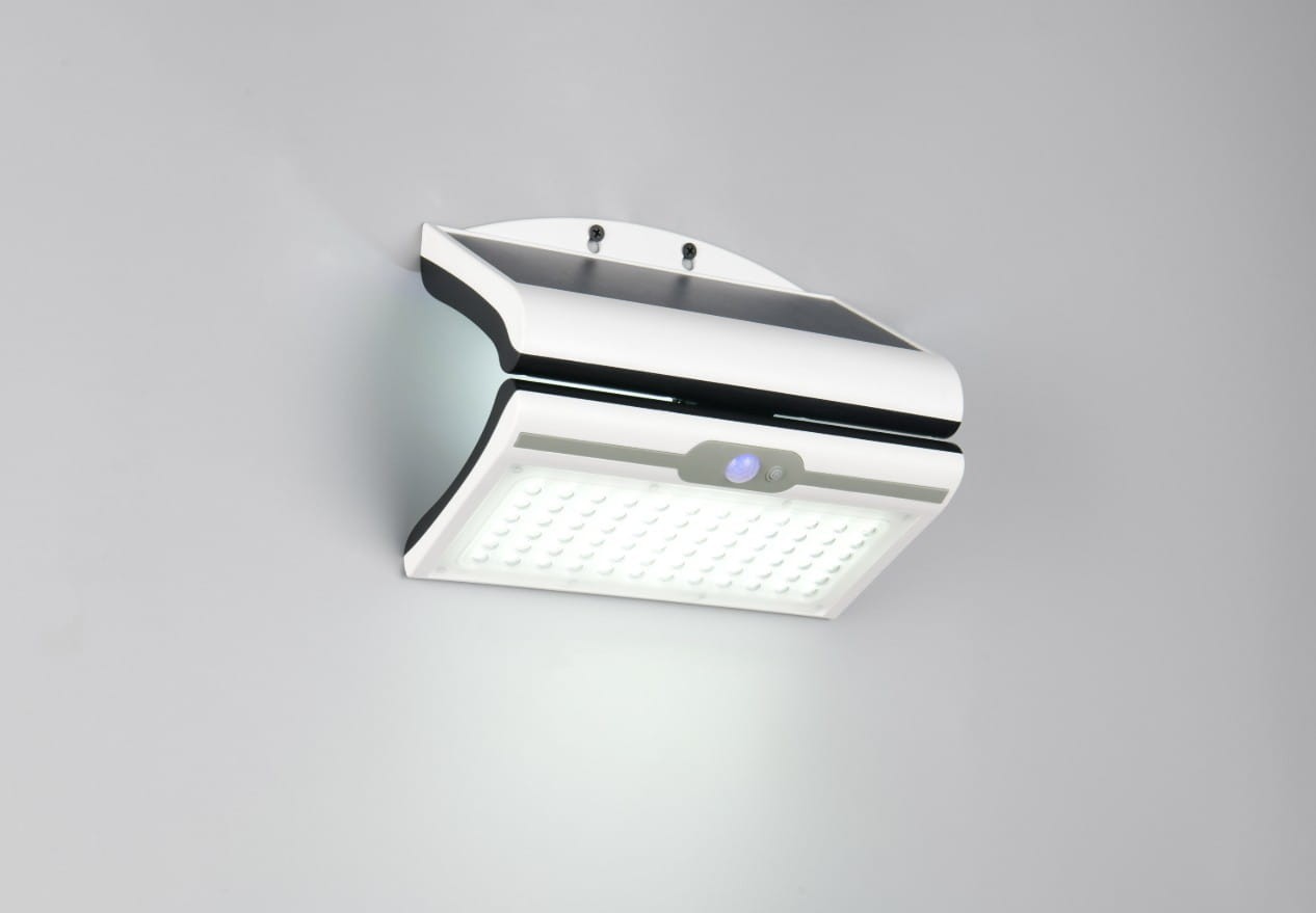 Kinkiet zewnętrzny solarny Macapa w kolorze białym, montowany na ścianie, z czujnikiem ruchu i zmierzchu. Posiada panel LED o mocy 5W, z gładką, teksturowaną powierzchnią oraz widocznym przyciskiem. Ujęcie frontalne.
