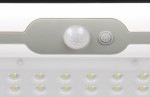 Kinkiet zewnętrzny solarno-LED w kolorze białym, z czujnikiem ruchu i zmierzchu. Widoczny czujnik w kształcie kuli oraz przycisk włączania. Posiada 12 diod LED rozmieszczonych w dwóch rzędach. Zamontowany na górze, z prostym, nowoczesnym designem.