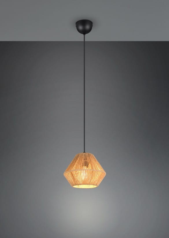 Lampa wisząca Lucille w kolorze czarnym i brązowym, zawieszona na czarnym przewodzie. Klosz w kształcie diamentu z plecionki, który odsłania miejsce na żarówkę E27. Prosta konstrukcja na jednolitym, szarym tle.