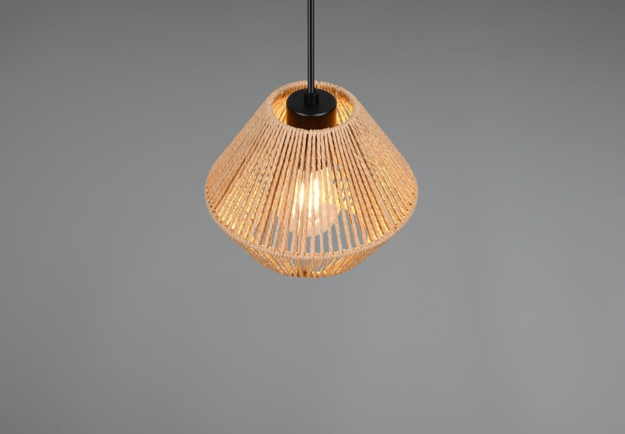 Lampa wisząca Lucille z oprawą w kolorze czarnym i kloszem w brązowym odcieniu, o kształcie talerza, z widocznym źródłem światła E27. Ujęcie z góry, na jednolitym szarym tle.
