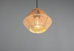 Lampa wisząca Lucille w kształcie stożka z naturalnego rattanu w kolorze brązowym, z czarnym stelażem. Zawieszona pod kątem, z widoczną żarówką E27. Tło szare, proste. Idealna do nowoczesnych wnętrz.