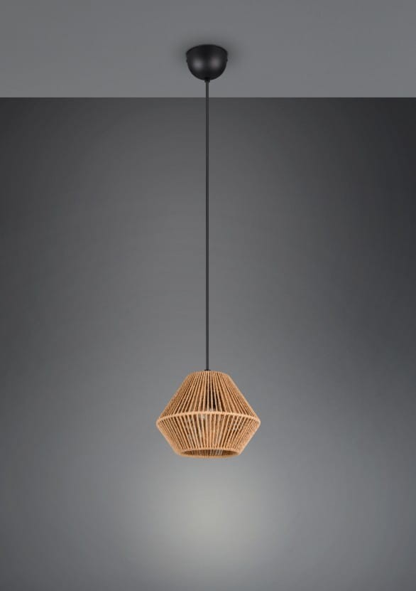 Lampa wisząca Lucille z kloszem w formie diamentu, wykonana z brązowego materiału w plecionce, zawieszona na czarnym przewodzie. Klosz emituje światło z żarówki E27, montowany na suficie. Tło w odcieniach szarości.
