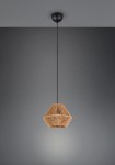 Lampa wisząca Lucille z kloszem w formie diamentu, wykonana z brązowego materiału w plecionce, zawieszona na czarnym przewodzie. Klosz emituje światło z żarówki E27, montowany na suficie. Tło w odcieniach szarości.