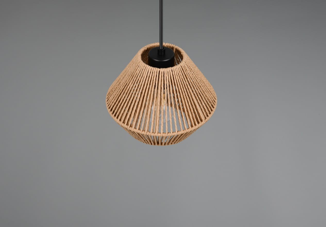 Lampa wisząca Lucille w kolorze czarnym i brązowym, wykonana z plecionego materiału. Kształt stożkowaty, z widocznym miejscem na żarówkę E27, zawieszona na cienkim kabelku. Tło szare, minimalistyczne.