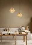 Lampa wisząca Lucille w kolorze czarnym i brązowym, z kloszem w kształcie diamentu, zawieszona na czarnym przewodzie. W tle jasna ściana i stylowy, jasny salon z kanapą i drewnianym stolikiem.