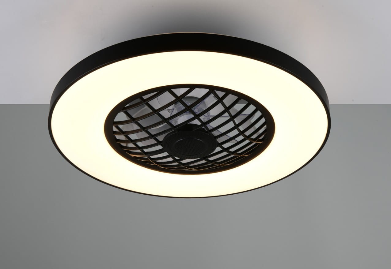 Czarna lampa sufitowa Linkoping z wentylatorem, wyposażona w pilot. Okrągła konstrukcja z białym pierścieniem świetlnym i siatką wentylacyjną na środku. Zintegrowane źródło LED o mocy 45W, z funkcją zmiany kolorów RGBW.