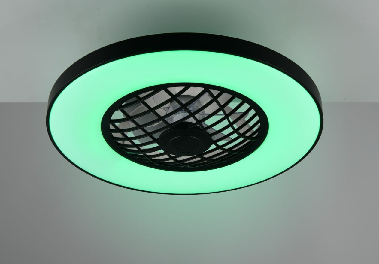 Czarna lampa sufitowa Linkoping z wentylatorem, z okrągłym, podświetlonym na zielono brzegiem. Widoczny siatkowy detal wentylatora w centrum. Pilot do zdalnego sterowania w zestawie. Oświetlenie LED 45W z funkcją RGBW. Ujęcie z dołu, na jednolitym tle.