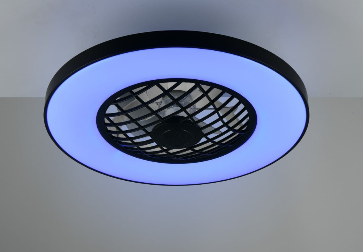Lampa sufitowa Linkoping z wentylatorem, czarna, z pierścieniem RGBW w kolorze niebieskim. Widok z dołu, zamontowana na suficie. Wnętrze z siatką wentylatora i centralnym elementem sterującym. Zastosowanie LED 1x45W, z pilotem do zdalnego sterowania.