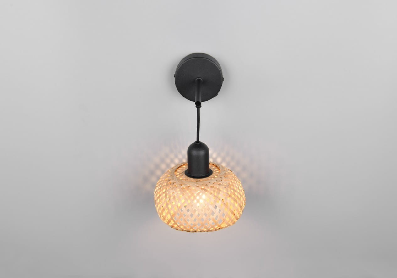 Kinkiet Leonie 1xE27 w kolorze czarnym i naturalnym, zawieszony na czarnym przewodzie. Klosz z plecionki w naturalnym odcieniu, emitujący ciepłe światło. Prosty design, idealny do nowoczesnych wnętrz.