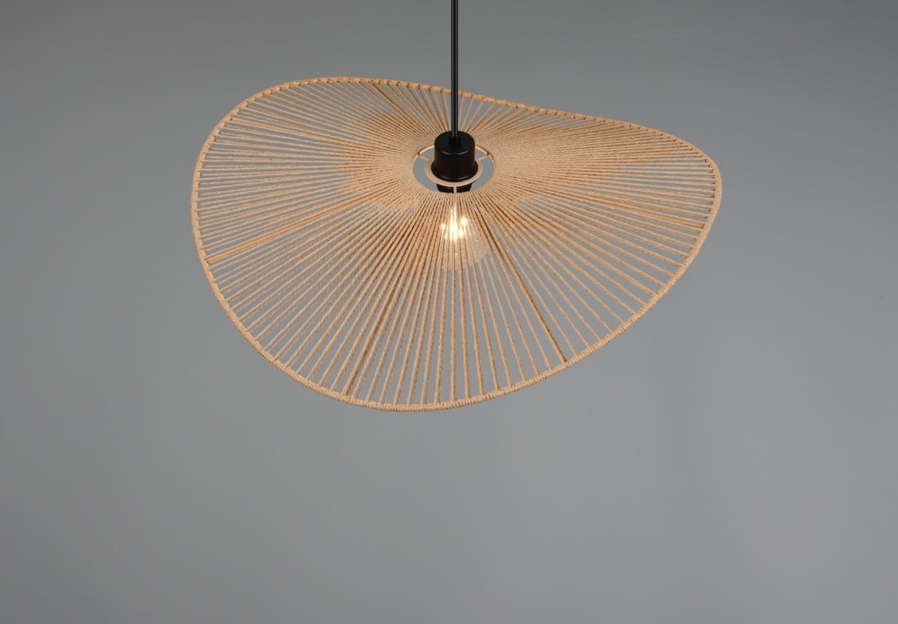 Lampa wisząca Laurine w kształcie nieregularnego, brązowego klosza z cienkimi, czarnymi liniami. Wisi na czarnym przewodzie, odsłaniając żarówkę E27. Tło szare, minimalistyczne, podkreślające design lampy.