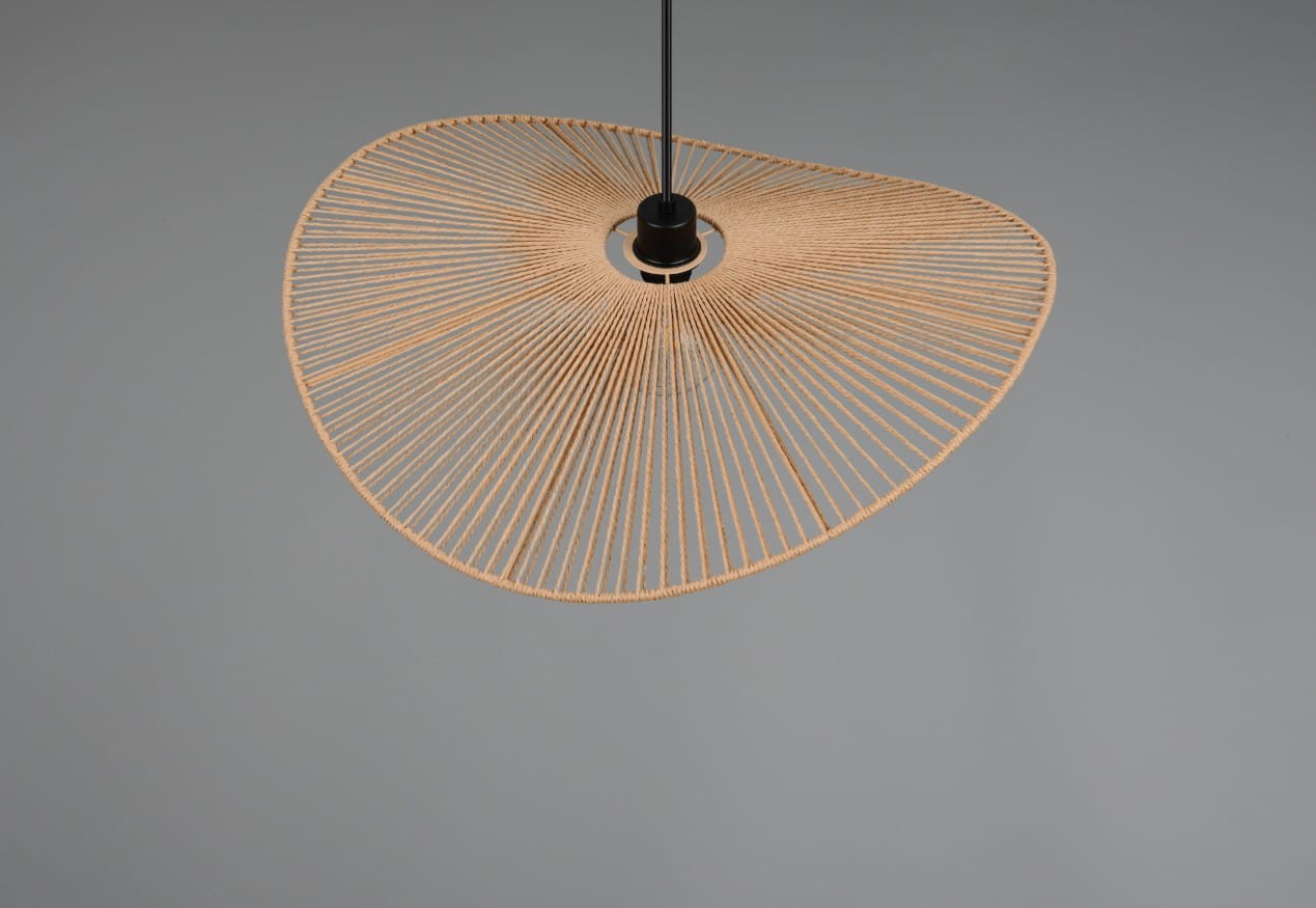 Lampa wisząca Laurine z czarnym mocowaniem i brązowym kloszem w kształcie trójkąta, wykonana z cienkiego sznura tworzącego promieniście rozchodzący się wzór. Zawieszona na długim przewodzie, na jednolitym tle.