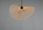 Lampa wisząca Laurine z czarnym mocowaniem i brązowym kloszem w kształcie trójkąta, wykonana z cienkiego sznura tworzącego promieniście rozchodzący się wzór. Zawieszona na długim przewodzie, na jednolitym tle.