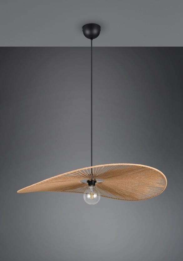 Lampa wisząca Laurine z czarnym metalowym mocowaniem i brązowym kloszem w kształcie dużego liścia. Wnętrze klosza odsłania żarówkę E27, zawieszona na cienkim, czarnym przewodzie. Tło szare, minimalistyczne.