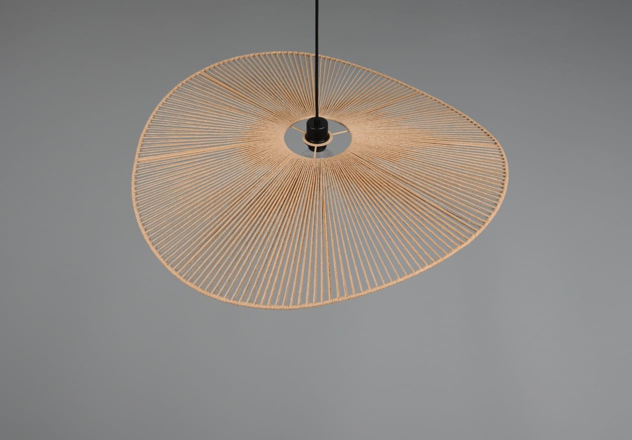 Lampa wisząca Laurine w kolorze czarnym i brązowym, z okrągłym kloszem o nieregularnym kształcie wykonanym z cienkich, brązowych nici. Ujęcie z góry, wisząca na czarnym kablu, na szarym tle.