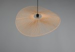 Lampa wisząca Laurine w kolorze czarnym i brązowym, z okrągłym kloszem o nieregularnym kształcie wykonanym z cienkich, brązowych nici. Ujęcie z góry, wisząca na czarnym kablu, na szarym tle.