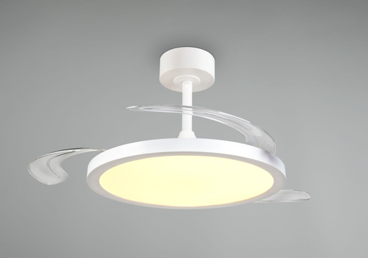 Kasfjord lampa sufitowa z wentylatorem w kolorze białym, z okrągłym kloszem LED o średnicy 34W. Posiada przezroczyste, faliste elementy dekoracyjne oraz pilot do zdalnego sterowania, zamontowana na białym stropie.