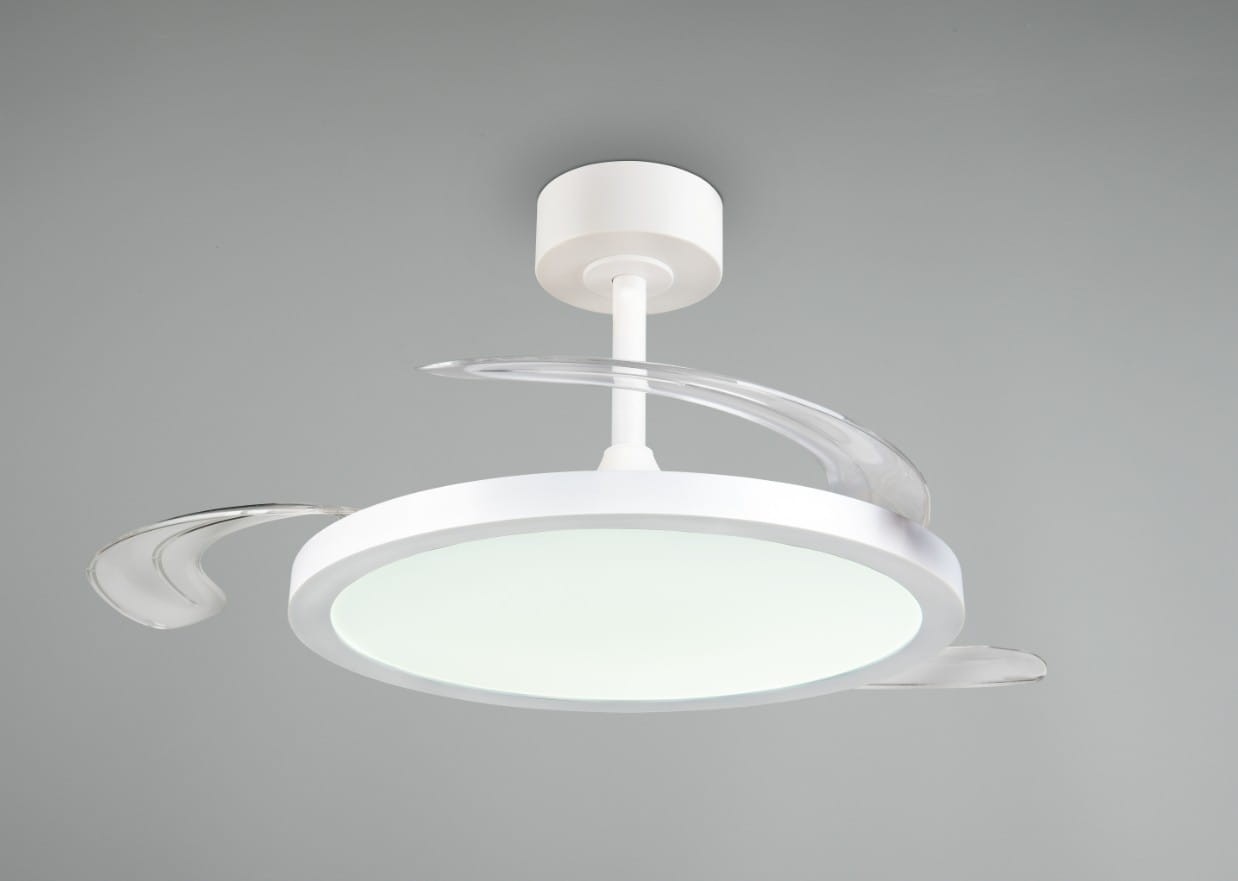 Lampa sufitowa Kasfjord z wentylatorem, w kolorze białym. Okrągła, z matowym kloszem i przezroczystymi elementami dekoracyjnymi po bokach. Zawieszona na białym stelażu, z możliwością sterowania pilotem. Idealna do nowoczesnych wnętrz.