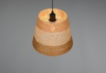 Lampa wisząca Joeline z kloszem w kolorze brązowym i czarnym, o okrągłym kształcie. Klosz wykonany z plecionki, wisi na cienkim, czarnym przewodzie. Widoczne źródło światła E27 w górnej części. Tło jasnoszare, co podkreśla design lampy.