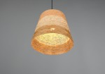 Lampa wisząca Joeline z kloszem w kolorze brązowym, wykonana z plecionego materiału. Posiada okrągły kształt i jest zawieszona na czarnym przewodzie. Wnętrze klosza jest jasne, co zapewnia ciepłe światło. Tło w jednolitym, szarym kolorze.