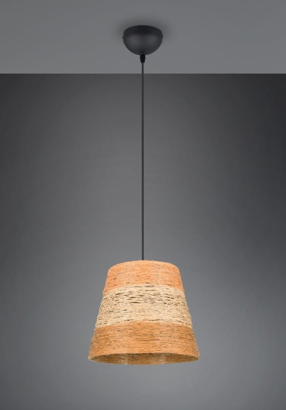 Lampa wisząca Joeline z kloszem w odcieniach brązu i beżu, wykonana z plecionego materiału, z czarnym zawieszeniem. Kształt stożkowaty, zawieszona na cienkim kablu, w minimalistycznym stylu. Tło w szarościach podkreśla elegancję lampy.